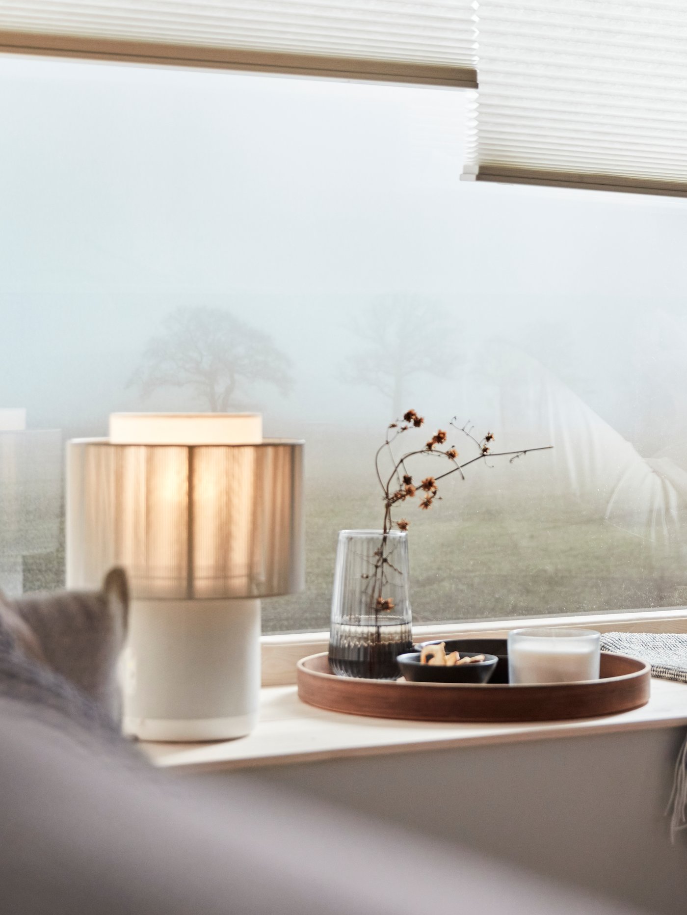 A white SYMFONISK speaker lamp w Wi-Fi, textile shade