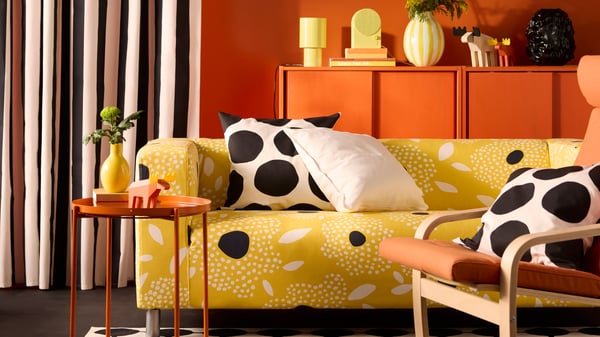 An yellow BLODBJÖRK vase in the living room