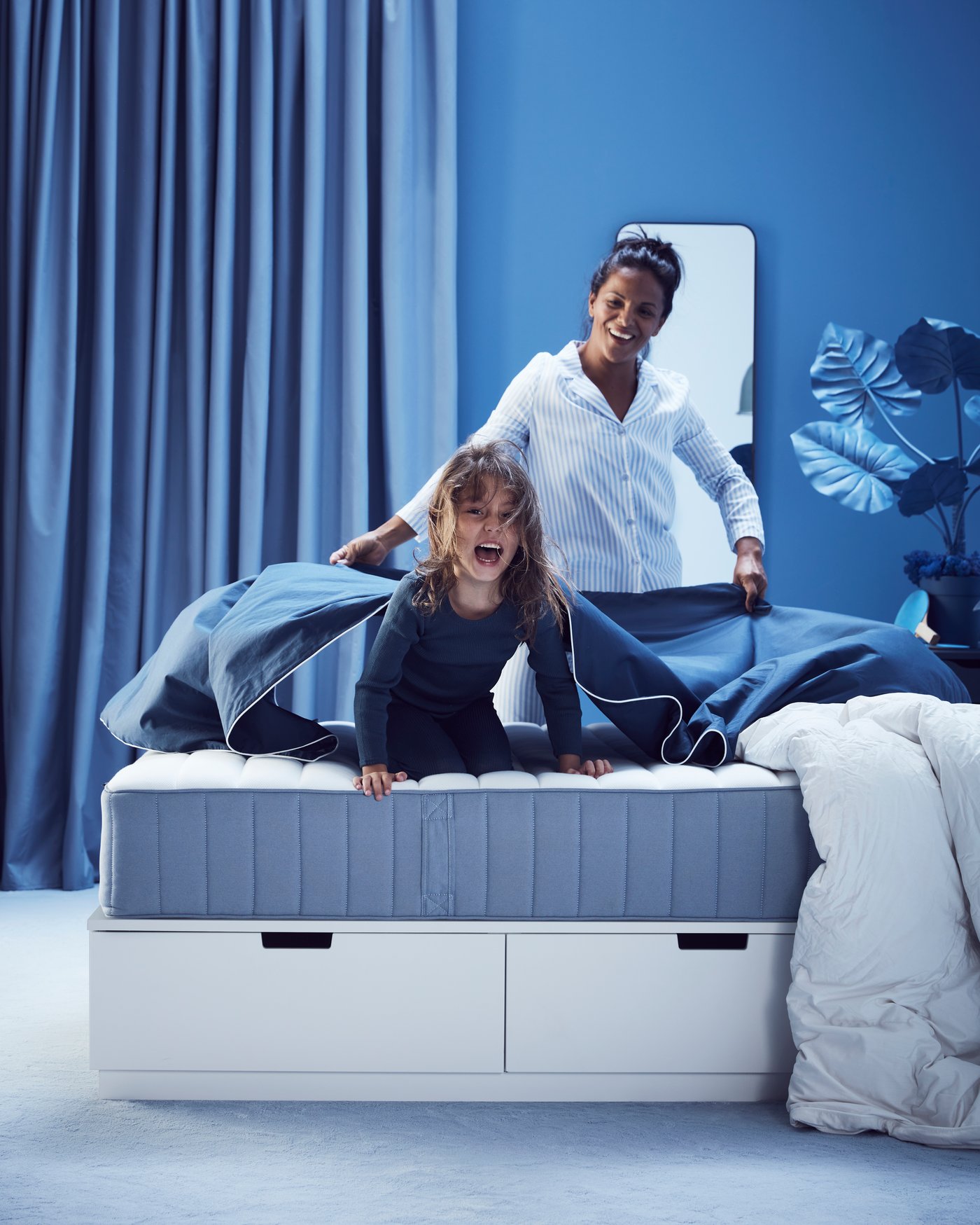 Eine VALEVÅG Matratze im Schlafzimmer.