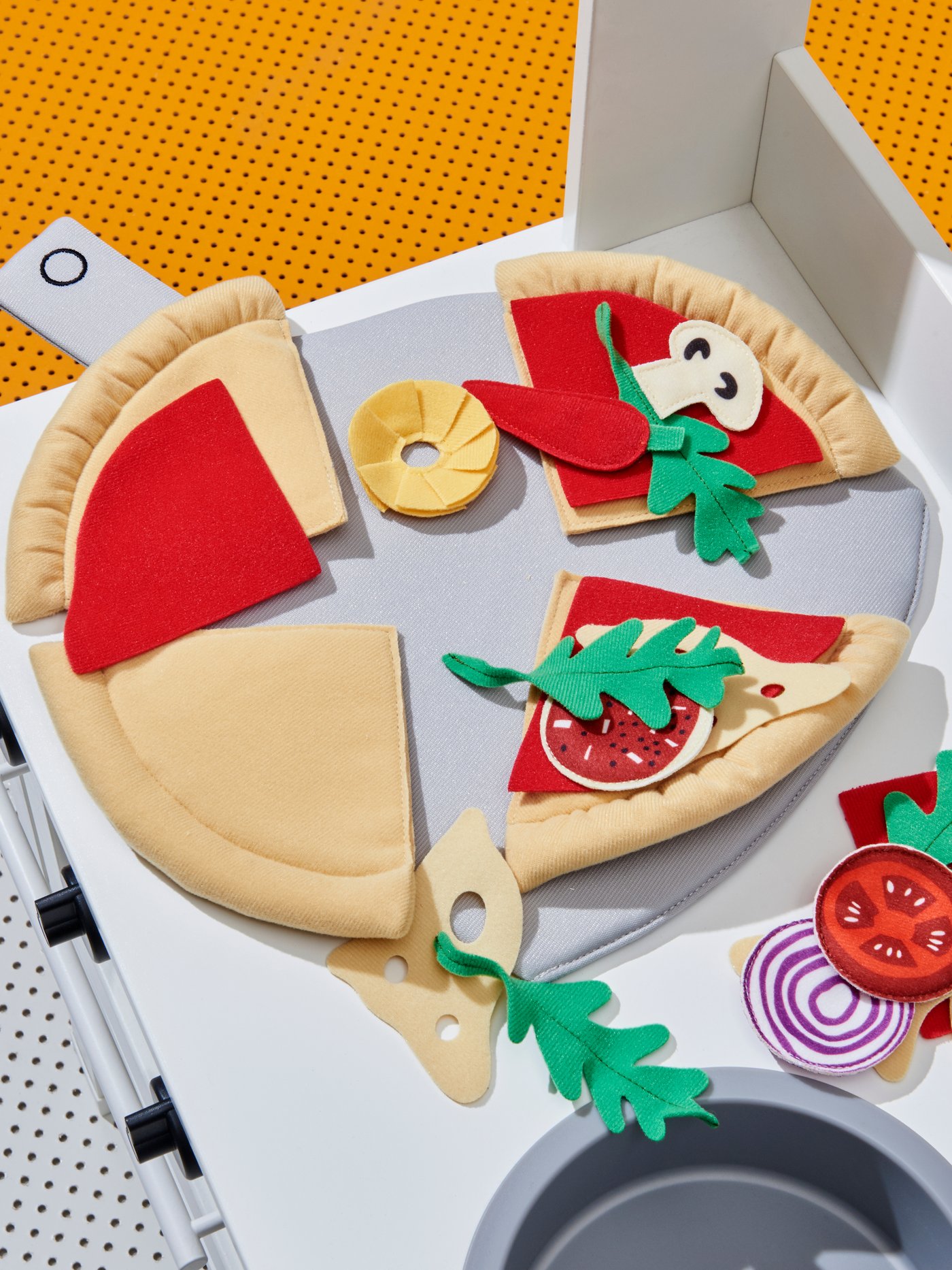 a toy pizza from the DUKTIG serie