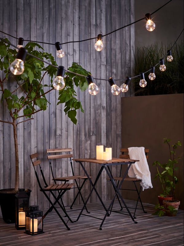 An outdoor area with lighting.