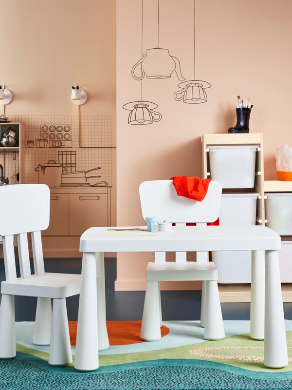 Un set de mesa y sillas MAMMUT en una habitación infantil.