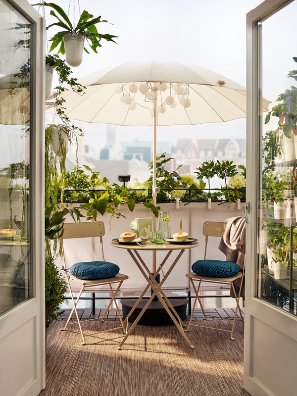 A tilting/beige SAMSÖ parasol outside