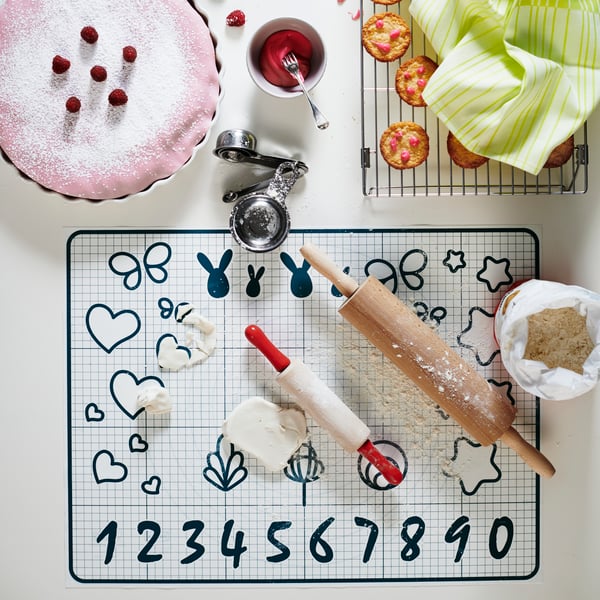 A MAGASIN Rolling pin and other baking accessories on the LÄTTBAKAD Cooling rack.