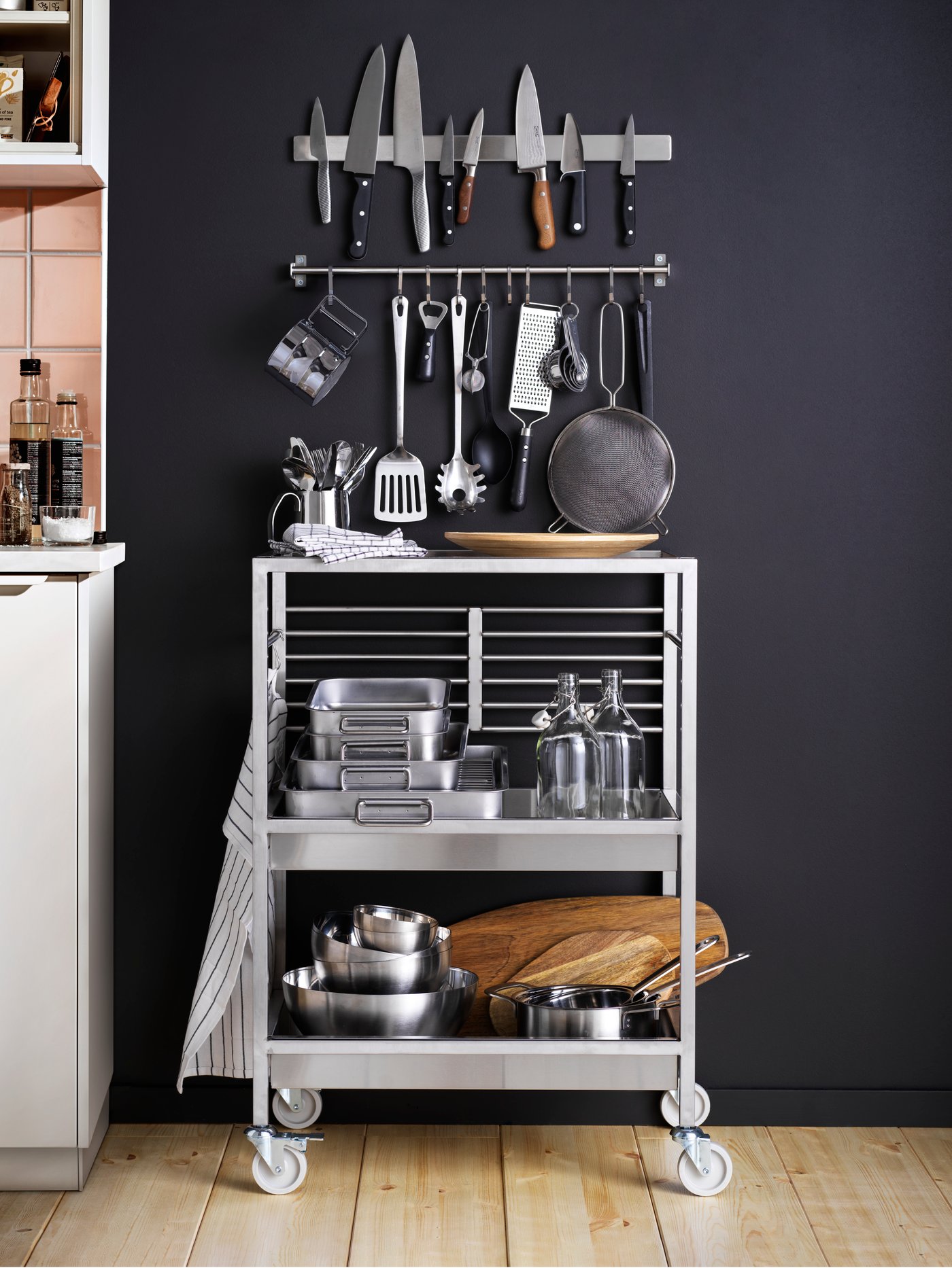 A stainless steel KUNGSFORS rail in the kitchen