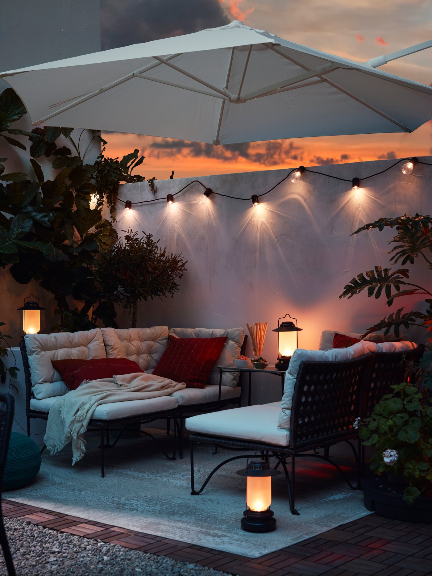 A black/outdoor SVARTRÅ LED lighting chain with 12 lights outside