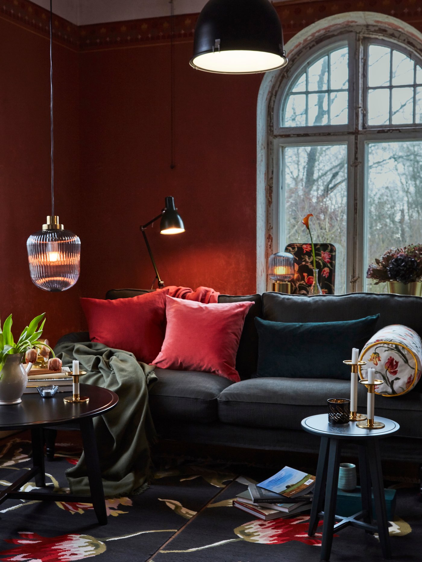 Dans un salon, un mélange de lampes de plafond, de sol et de table contribue à créer une atmosphère chaleureuse et confortable.