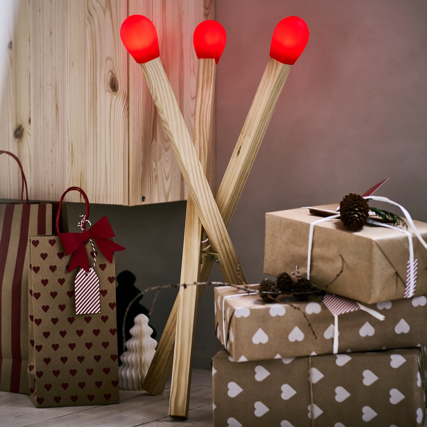 A matchstick-shaped wood STRÅLA LED floor lamp