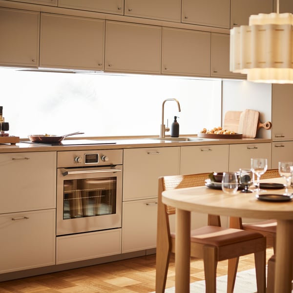 An oak veneer/oak veneer STOCKHOLM 2025 table in the kitchen