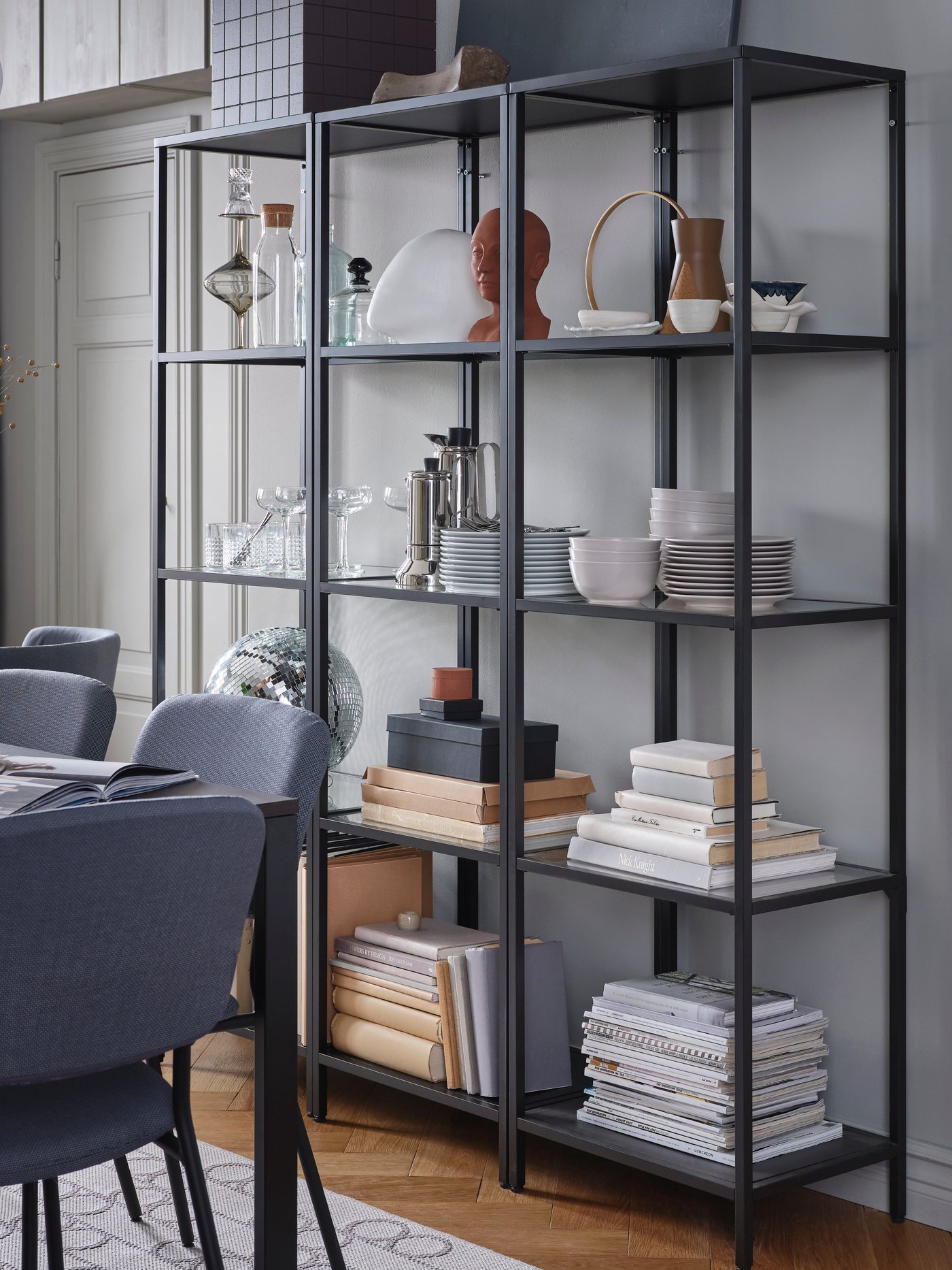 VITTSJÖ Regal in Schwarzbraun mit Glasböden im Wohnzimmer.