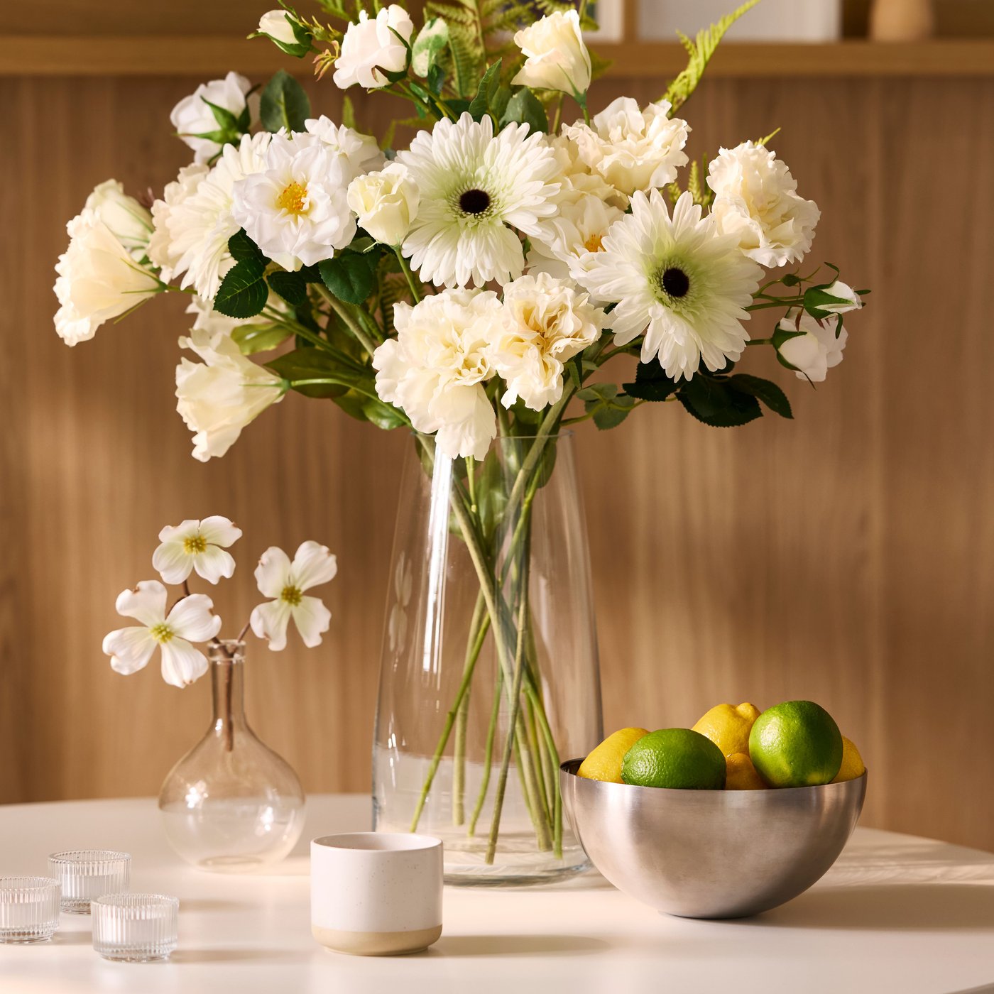 Une table DOCKSTA blanche/blanche dans la salle à manger