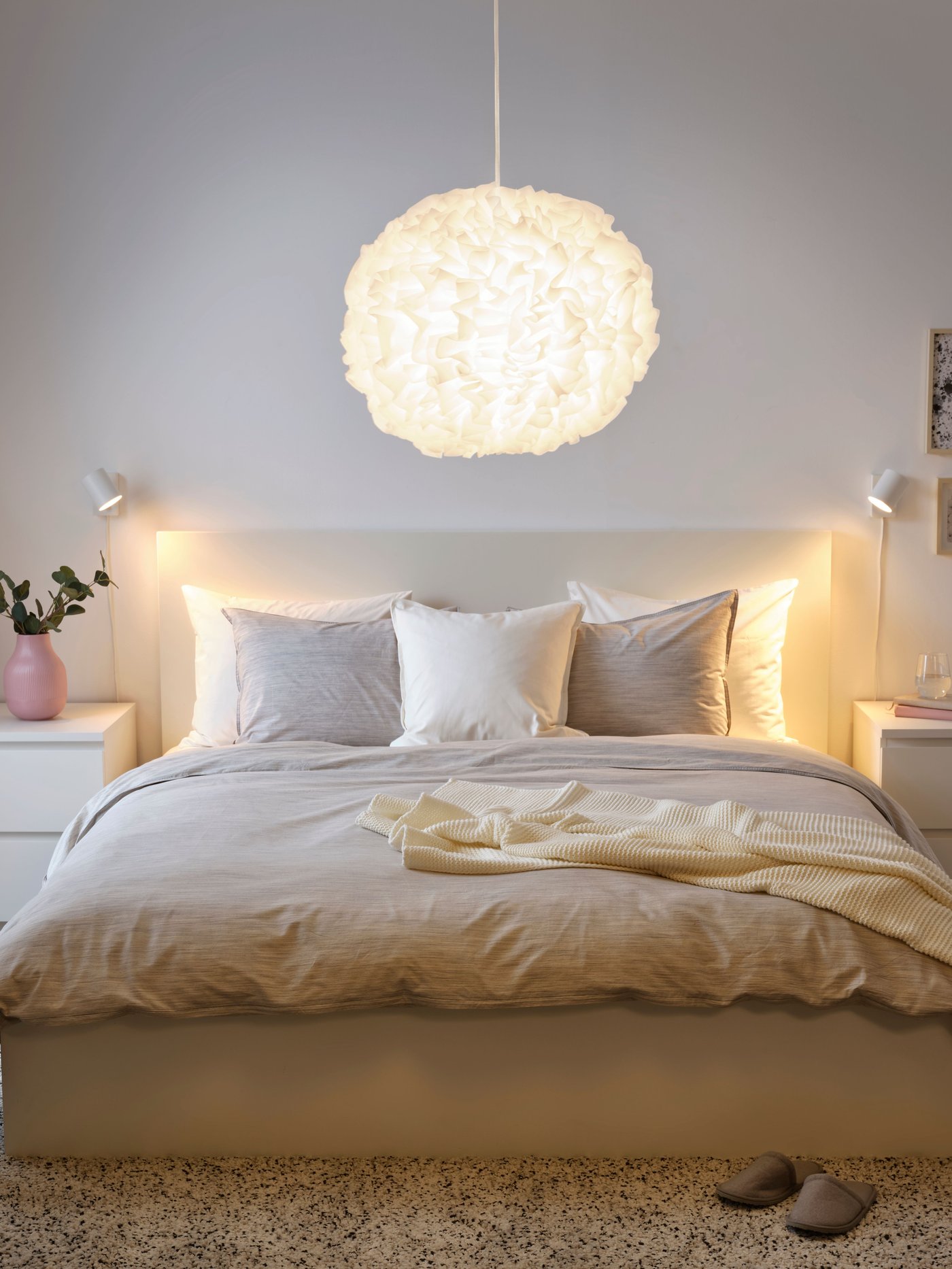 A white VINDKAST pendant lamp in the bedroom