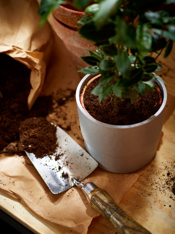 An in/outdoor grey NYPON plant pot