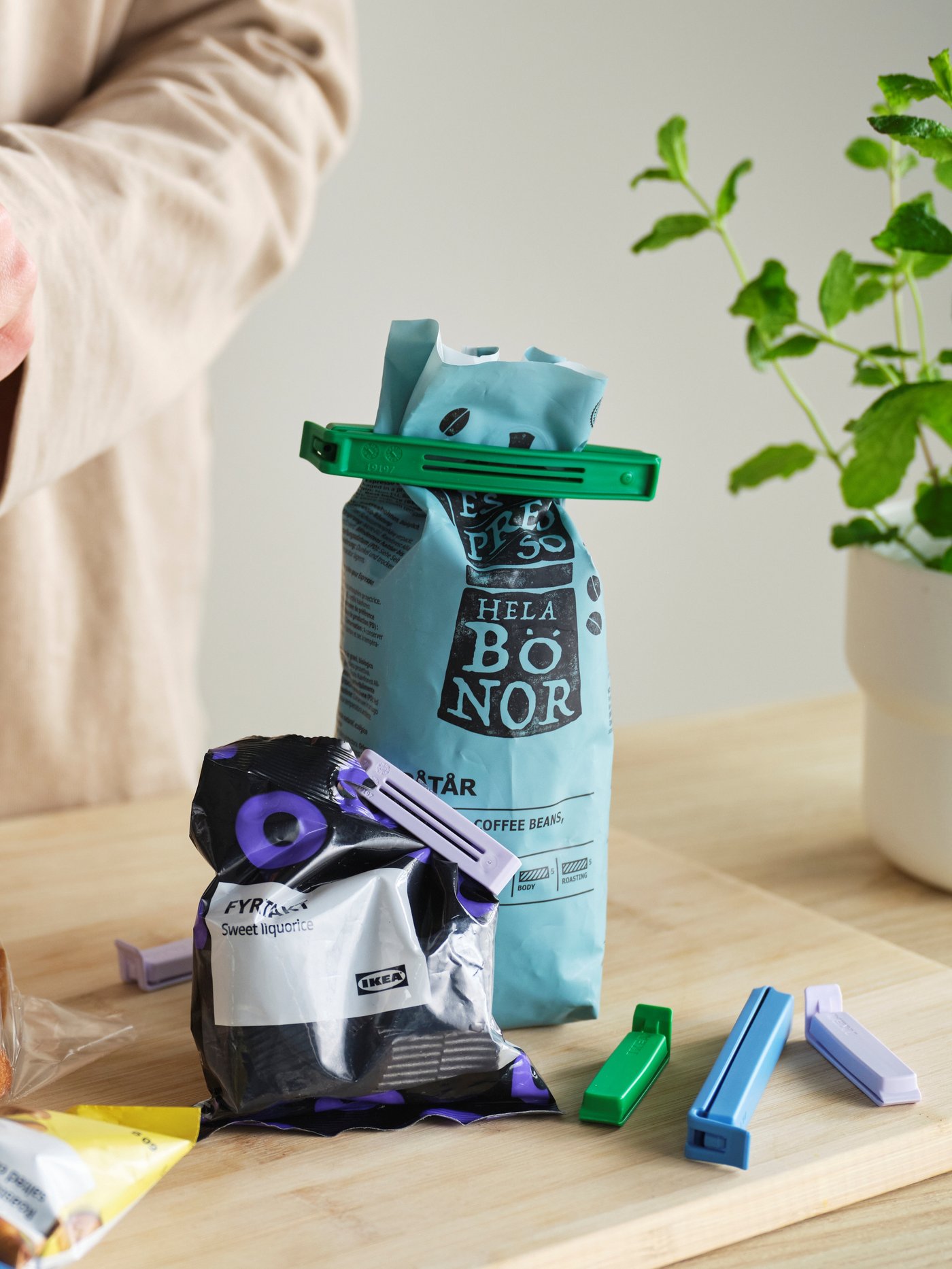 Closing bags with BEVARA clips
