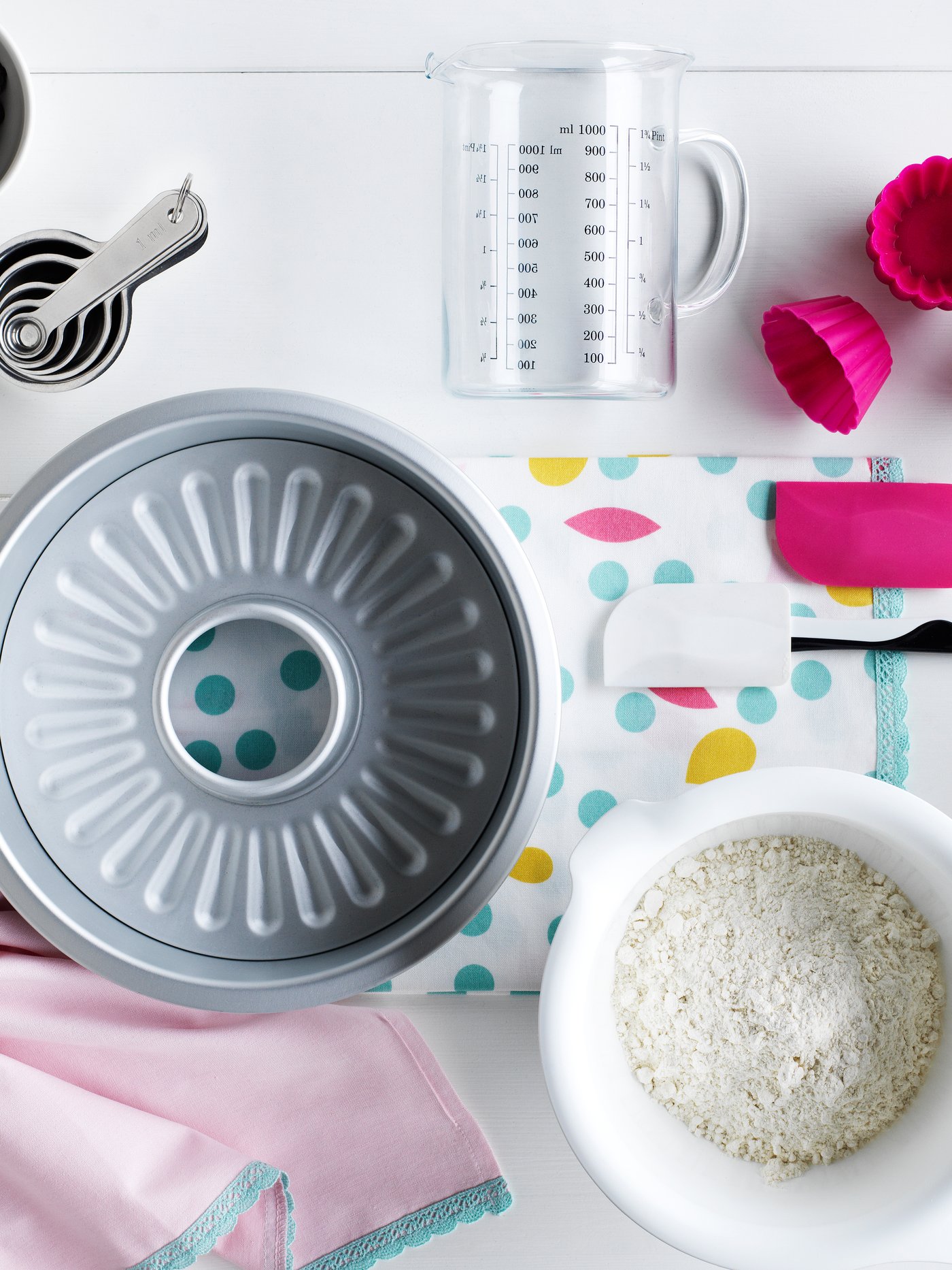A silver-colour VARDAGEN loose-base cake tin in the kitchen