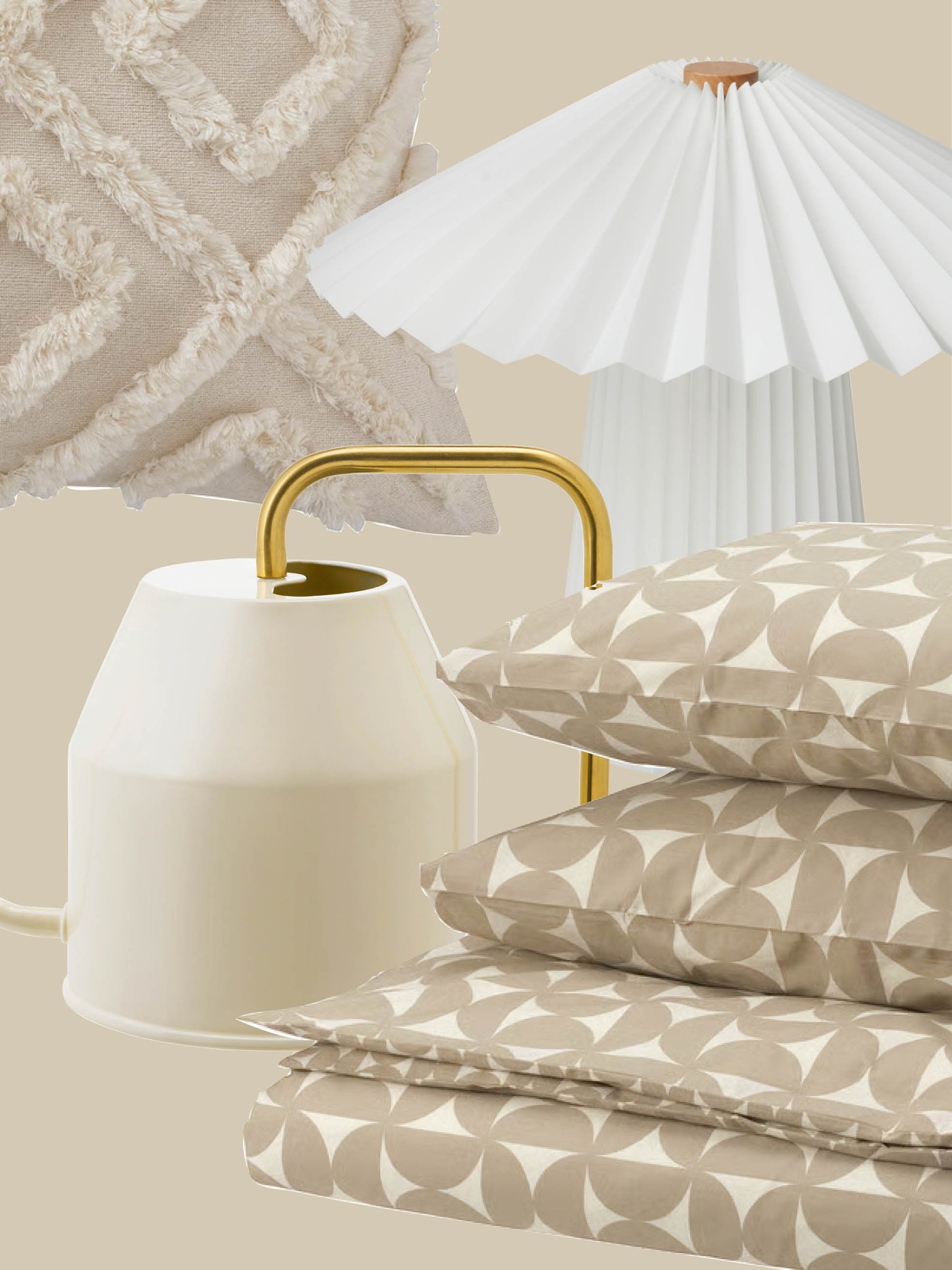 Un coussin beige texturé, une literie IKEA géométrique, une lampe plissée blanche et un arrosoir crème avec une poignée dorée s'associent pour créer une esthétique calme et élégante dans la chambre à coucher.