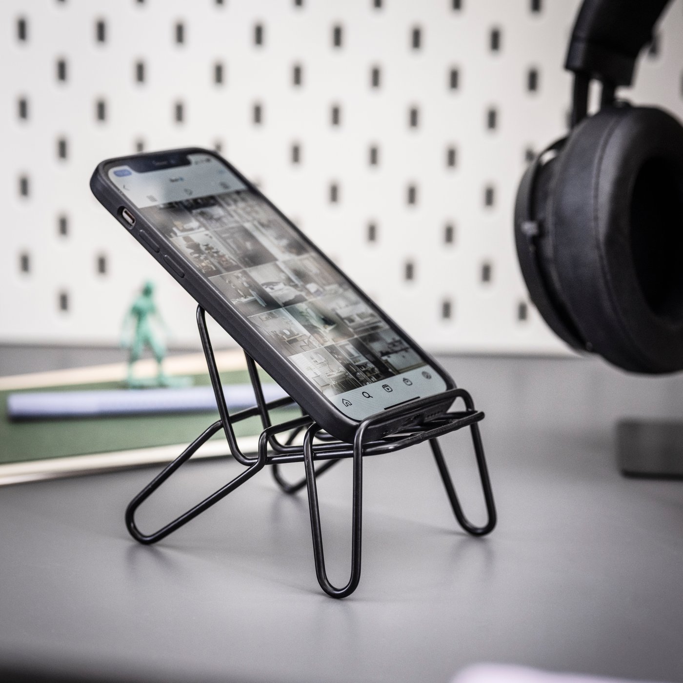 Un soporte KRUBBET negro para teléfono móvil.