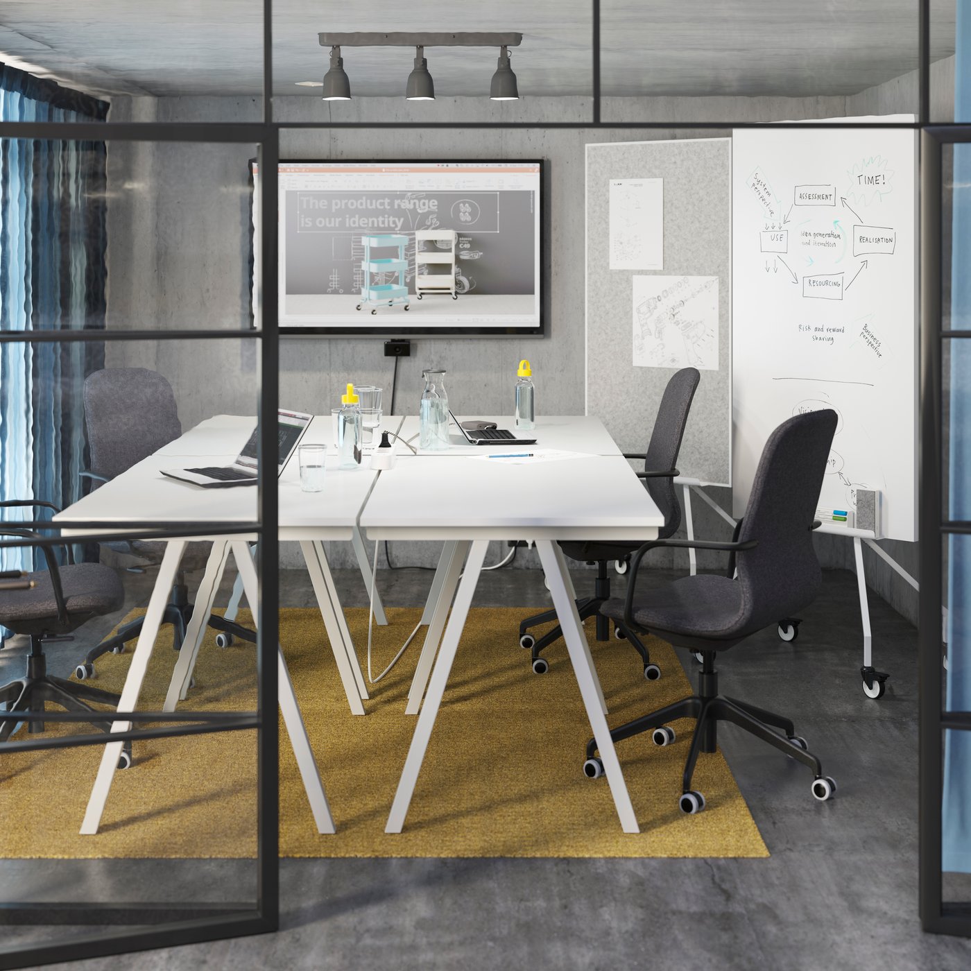 Modernt mötesrum med vitt konferensbord, ergonomiska kontorsstolar och whiteboard. Rummet omges av glasväggar och har presentationsskärm, anteckningsytor och arbetsmaterial för samarbete.
