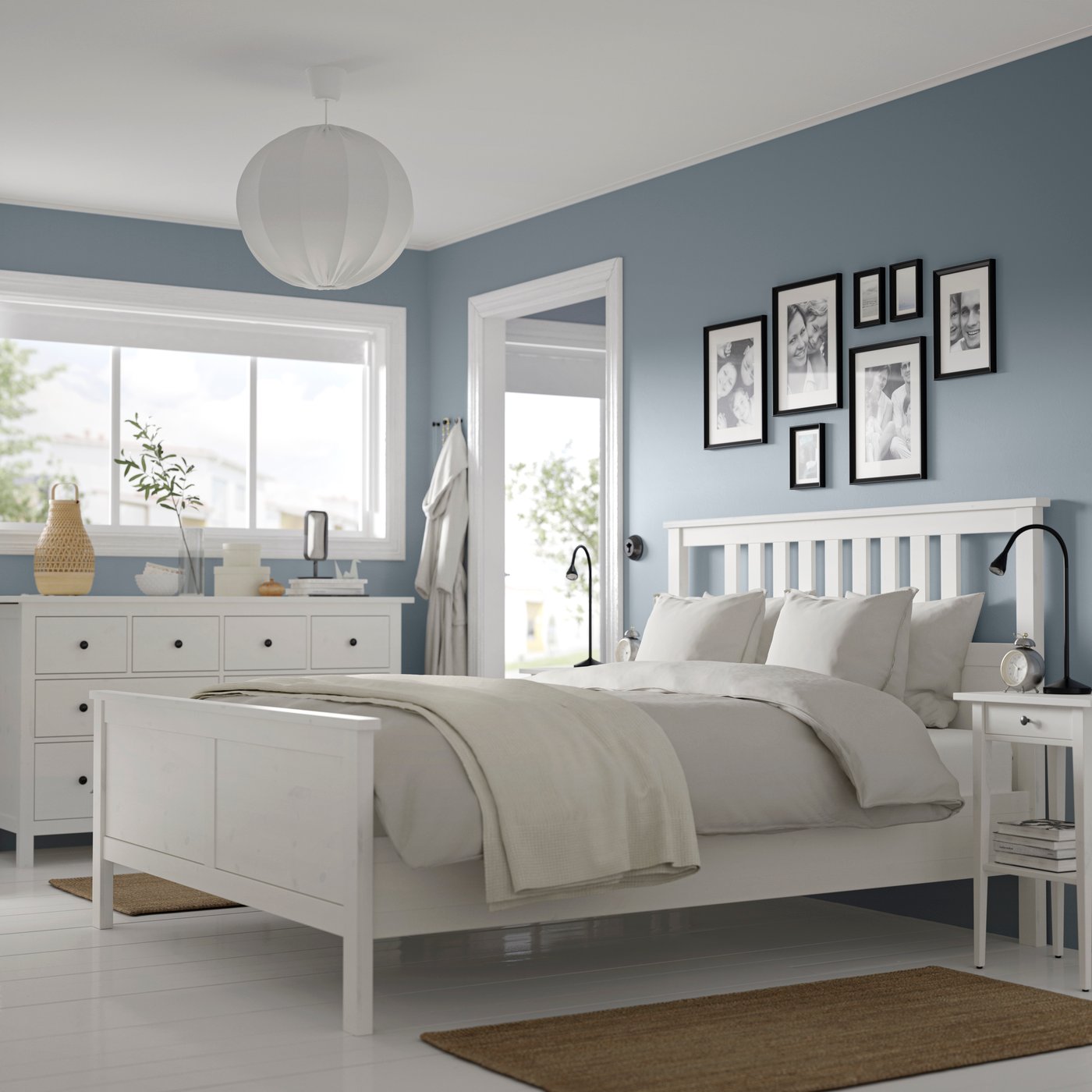Des meubles de chambre HEMNES en bois teinté blanc.