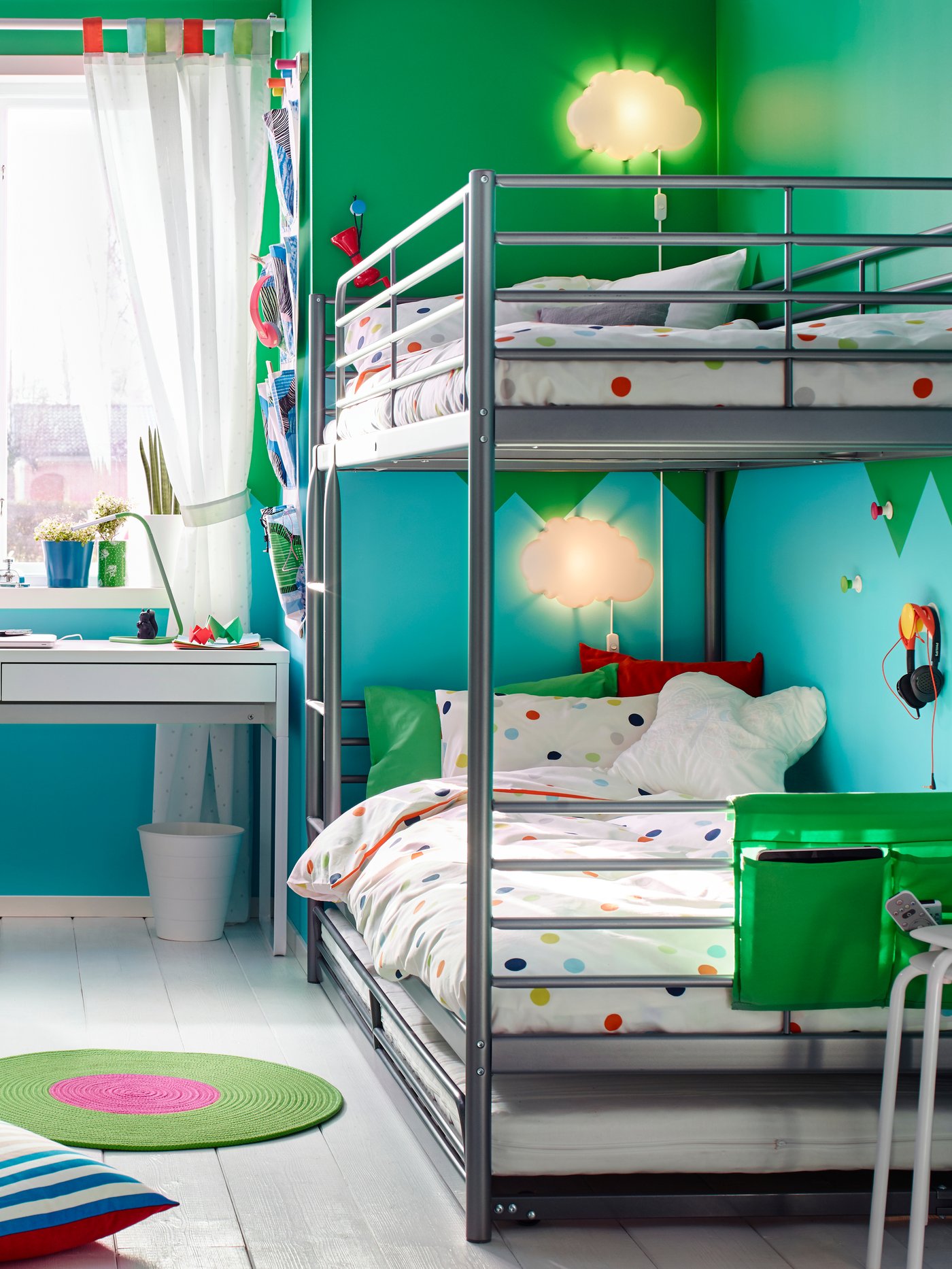 A silver-colour SVÄRTA bunk bed frame in the bedroom