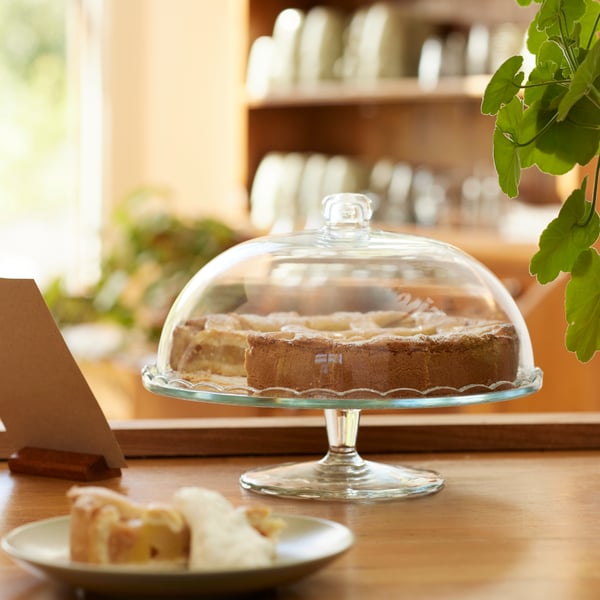 A clear glass ARV BRÖLLOP serving stand with lid