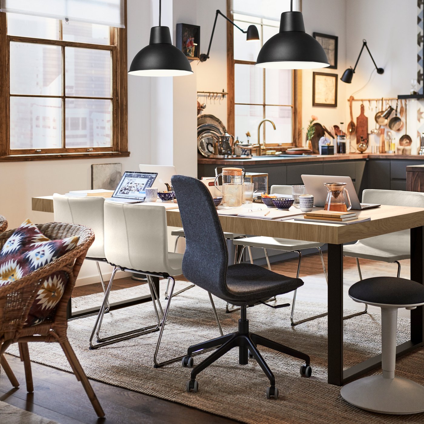 An oak veneer/black TARSELE extendable table