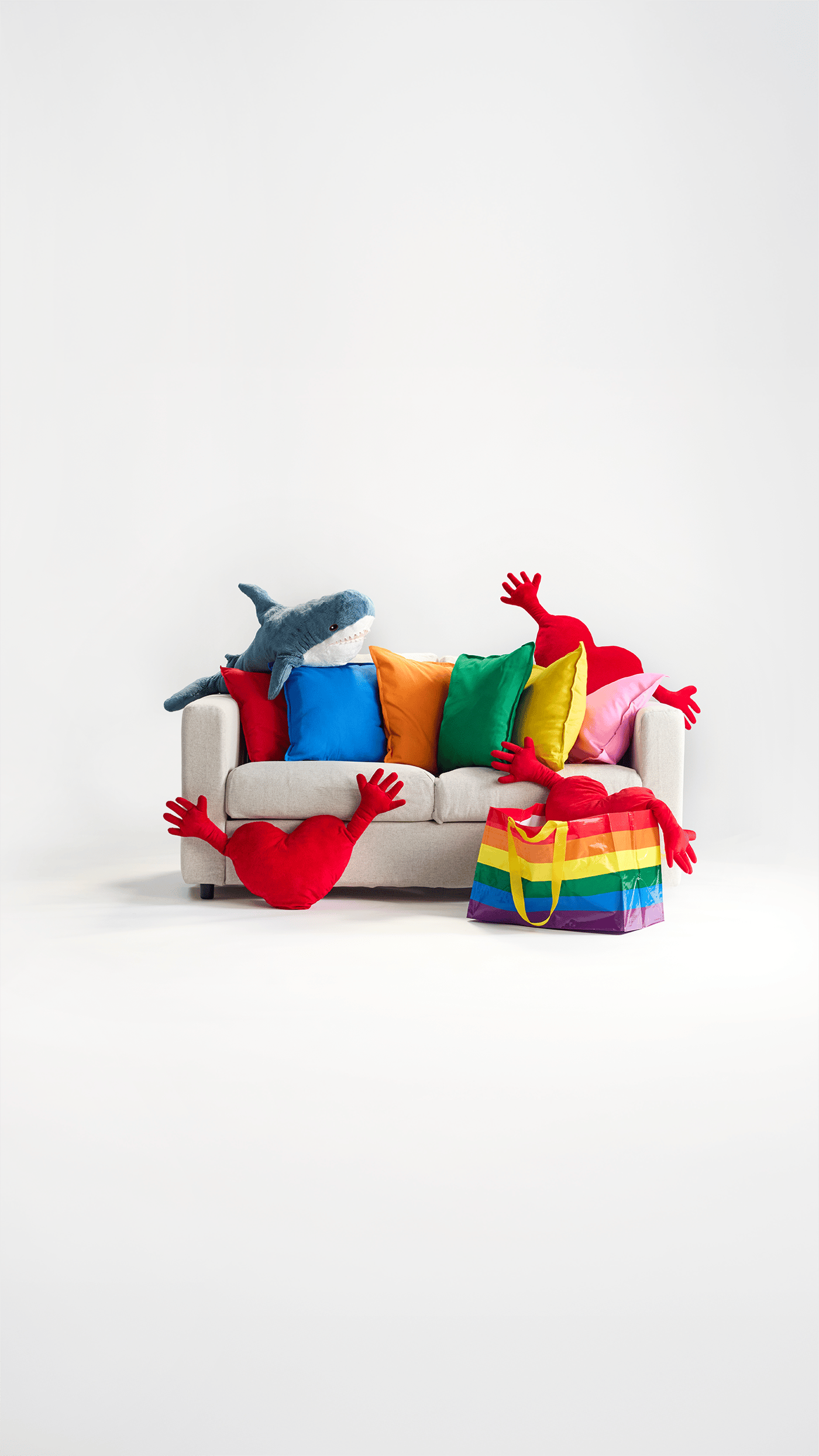 prázdný bíly gauč plný barevných polštářů ikea