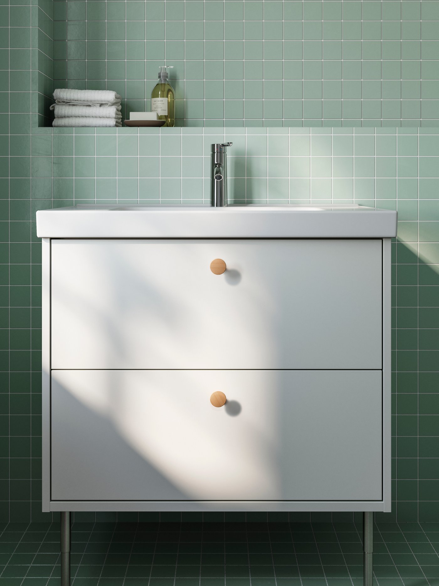 Décor de salle de bain avec meuble lavabo blanc.