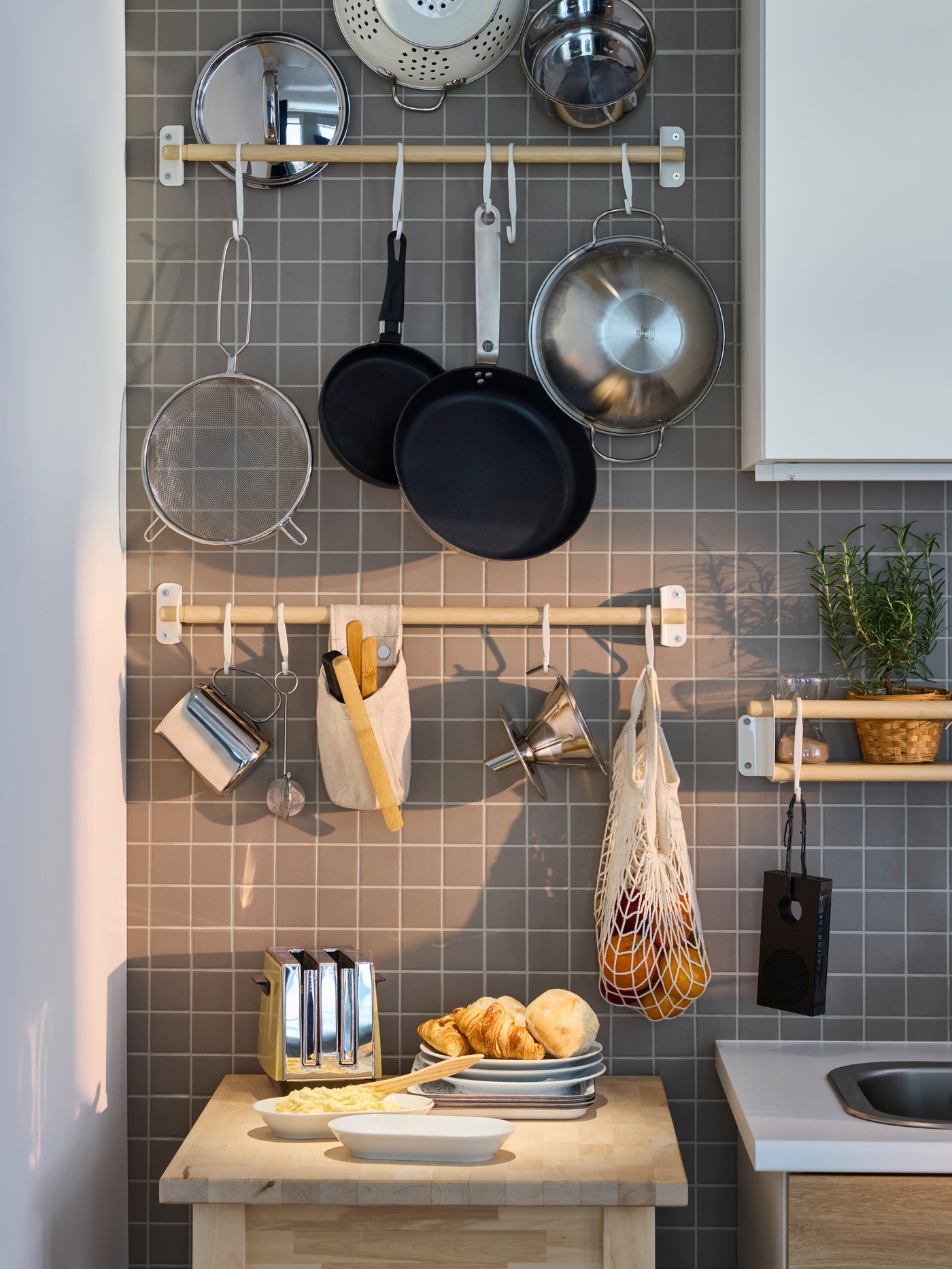 A stainless steel/non-stick coating HEMKOMST frying pan