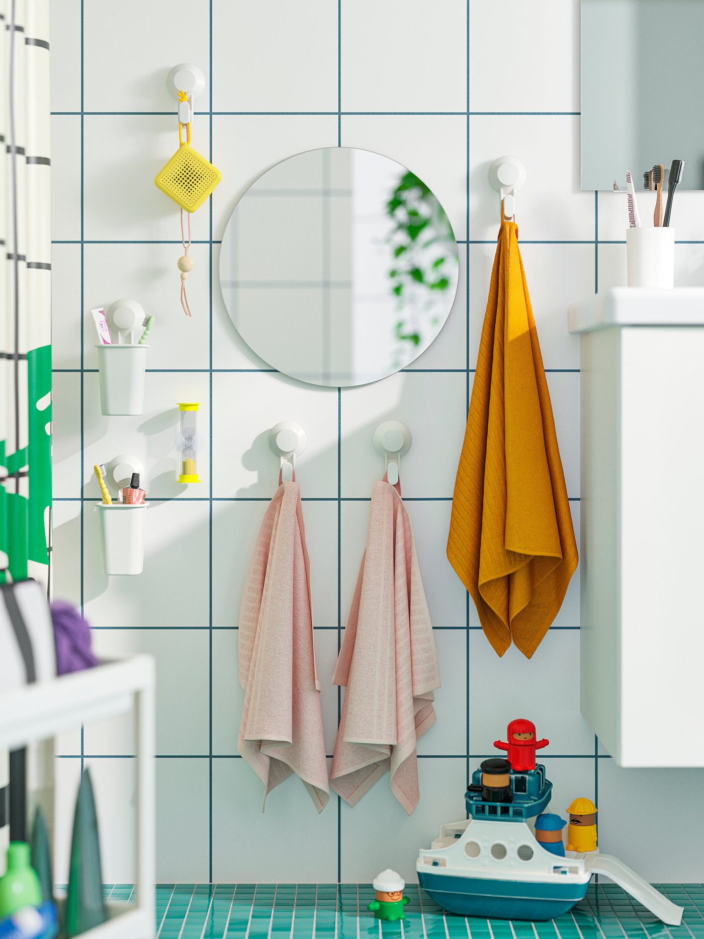 Ein rahmenloser BLÅSER Badezimmerspiegel und ein weißer TISKEN-Haken mit Saugnapf im Badezimmer.