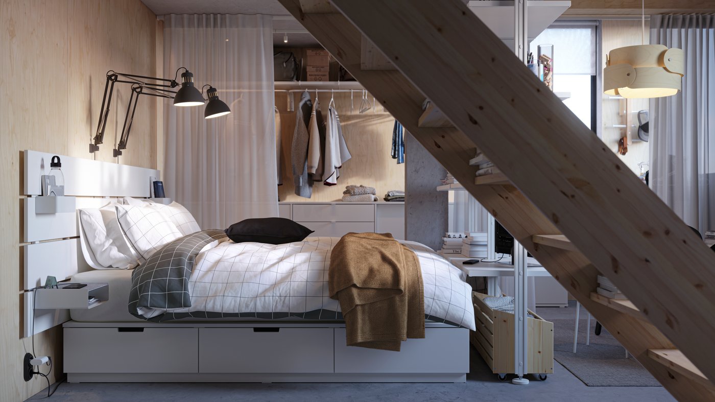 Ein weisses NORDLI Bettgestell mit Stauraum und Kopfteil