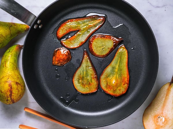Rapsöl in einer Pfanne erhitzen und die Birnenscheiben darin ungefähr 6-7 Minuten braten