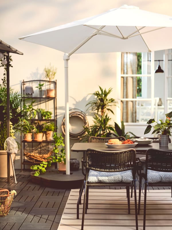 Una terraza con un toldo HÖGÖN sobre el living de terraza.