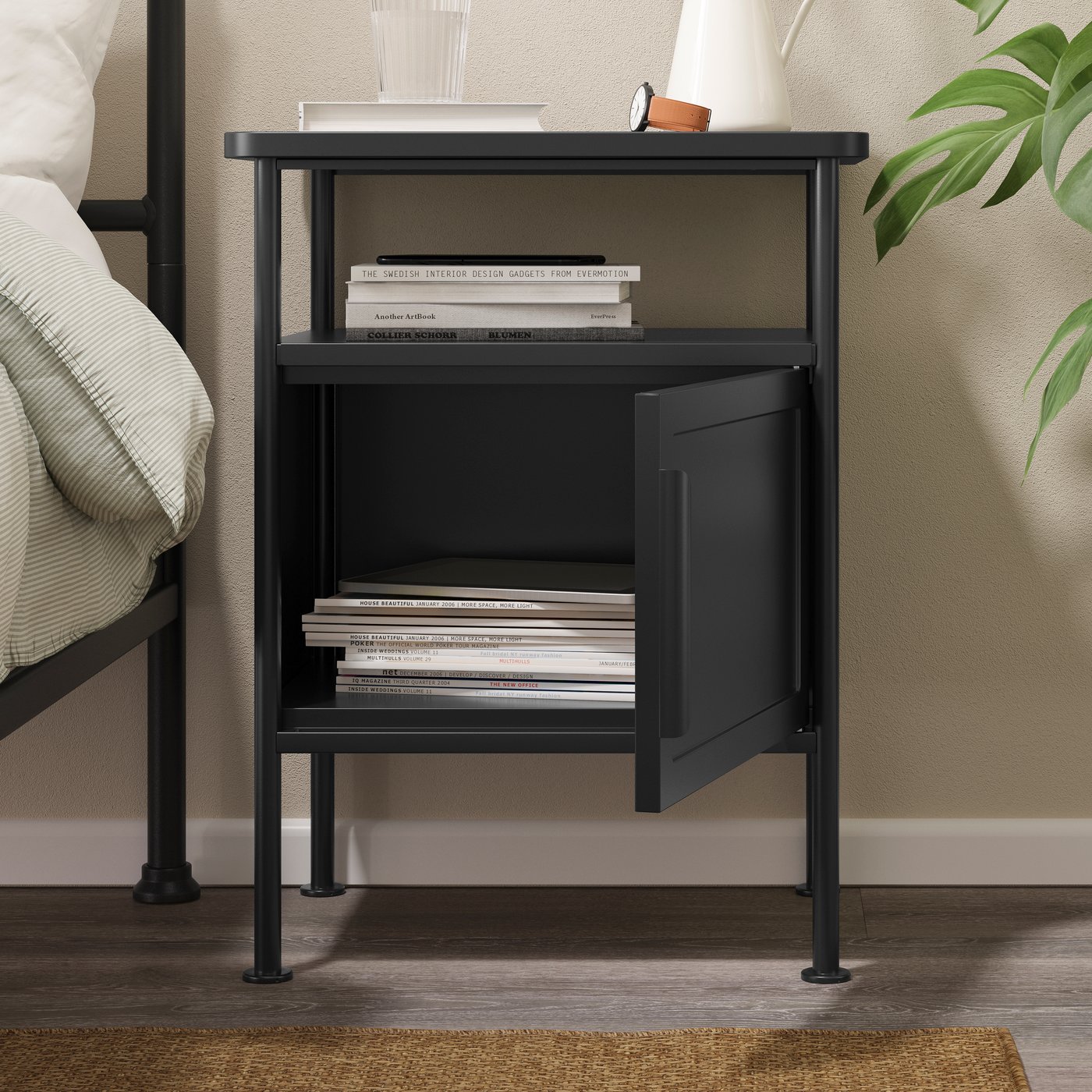 Une table de chevet GRÅFJÄLLET anthracite dans une chambre.