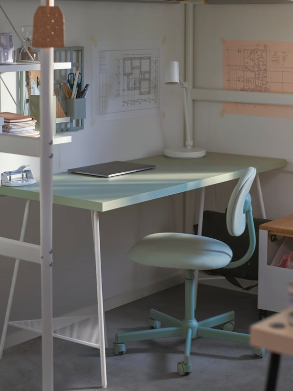 Escritorio LAGKAPTEN color menta, con caballetes TILLSLAG color blanco. Además, hay una silla de escritorio BLECKBERGET color menta.