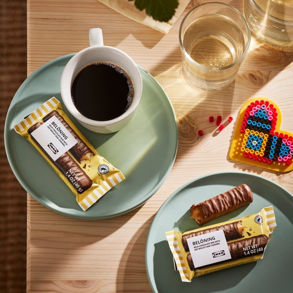 Tabla BELÖNING mlečne čokolade s belim ovsenim keksom i karamelom sa sertifikatom Rainforest Alliance.