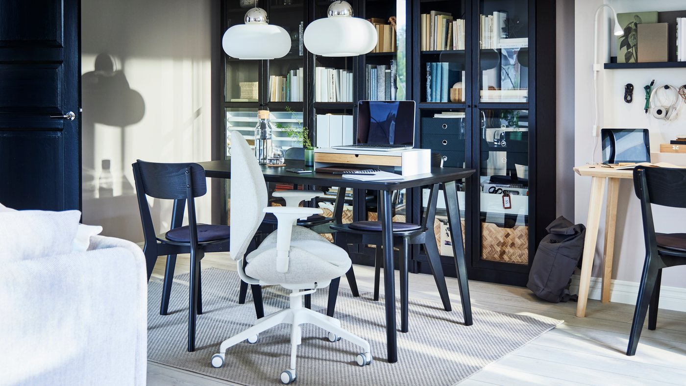 A Gunnared beige HATTEFJÄLL office chair with armrests in the dining room