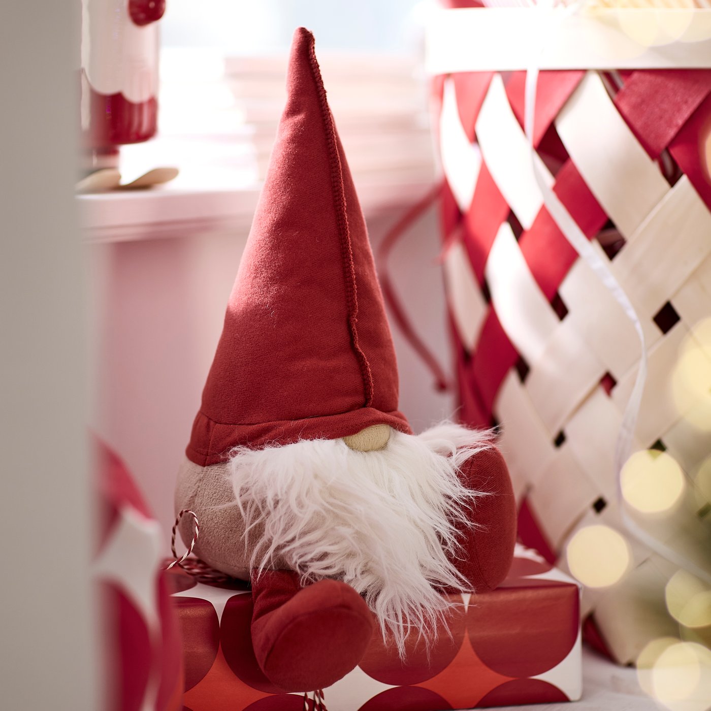 Ozdoba s motivem Santa Clause a červenými pruhy značky VINTERFINT