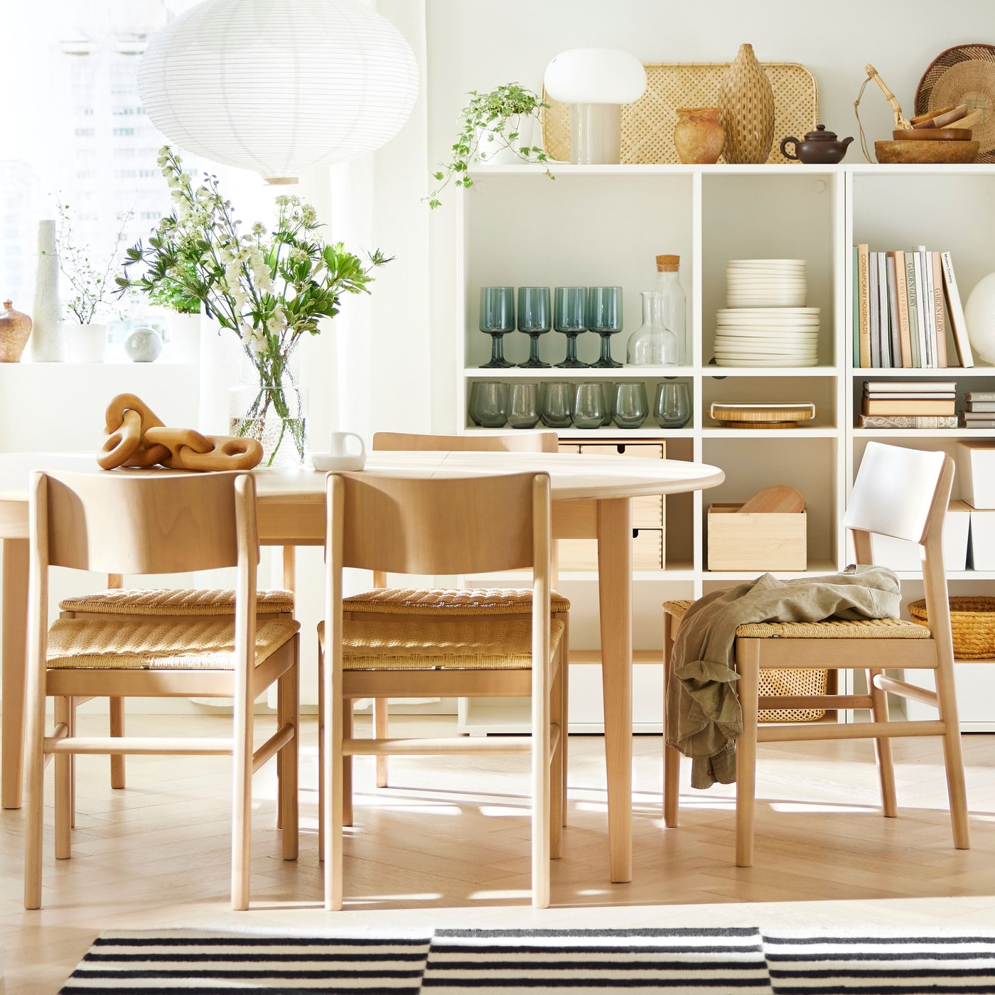 A light beech/veneer SKANSNÄS extendable table in the dining room