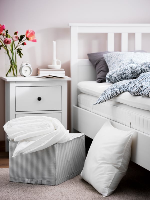 A white/blue TRÄDKRASSULA duvet cover and pillowcase in the bedroom
