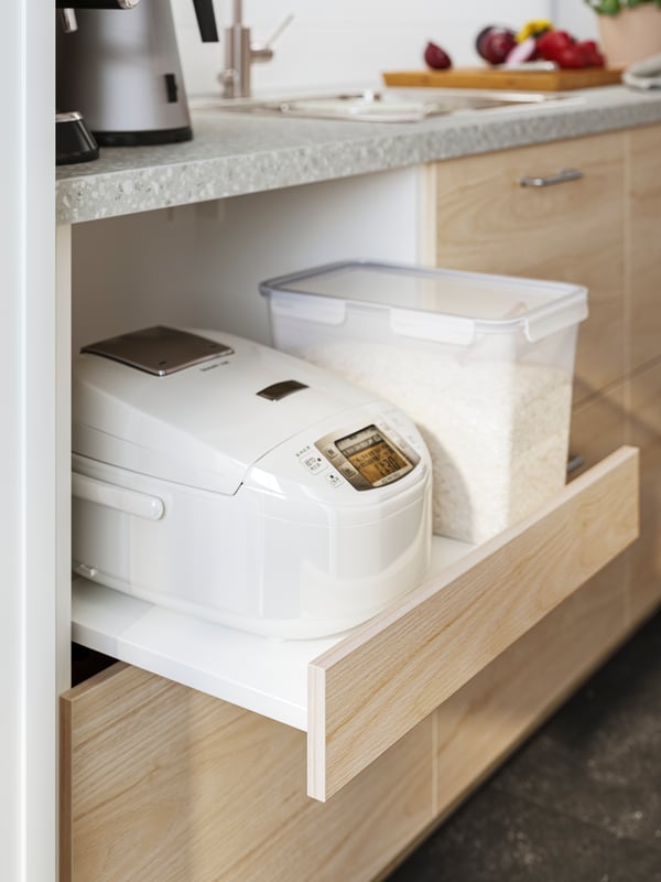 Un cajón de un mueble de cocina con una caja IKEA 365+.