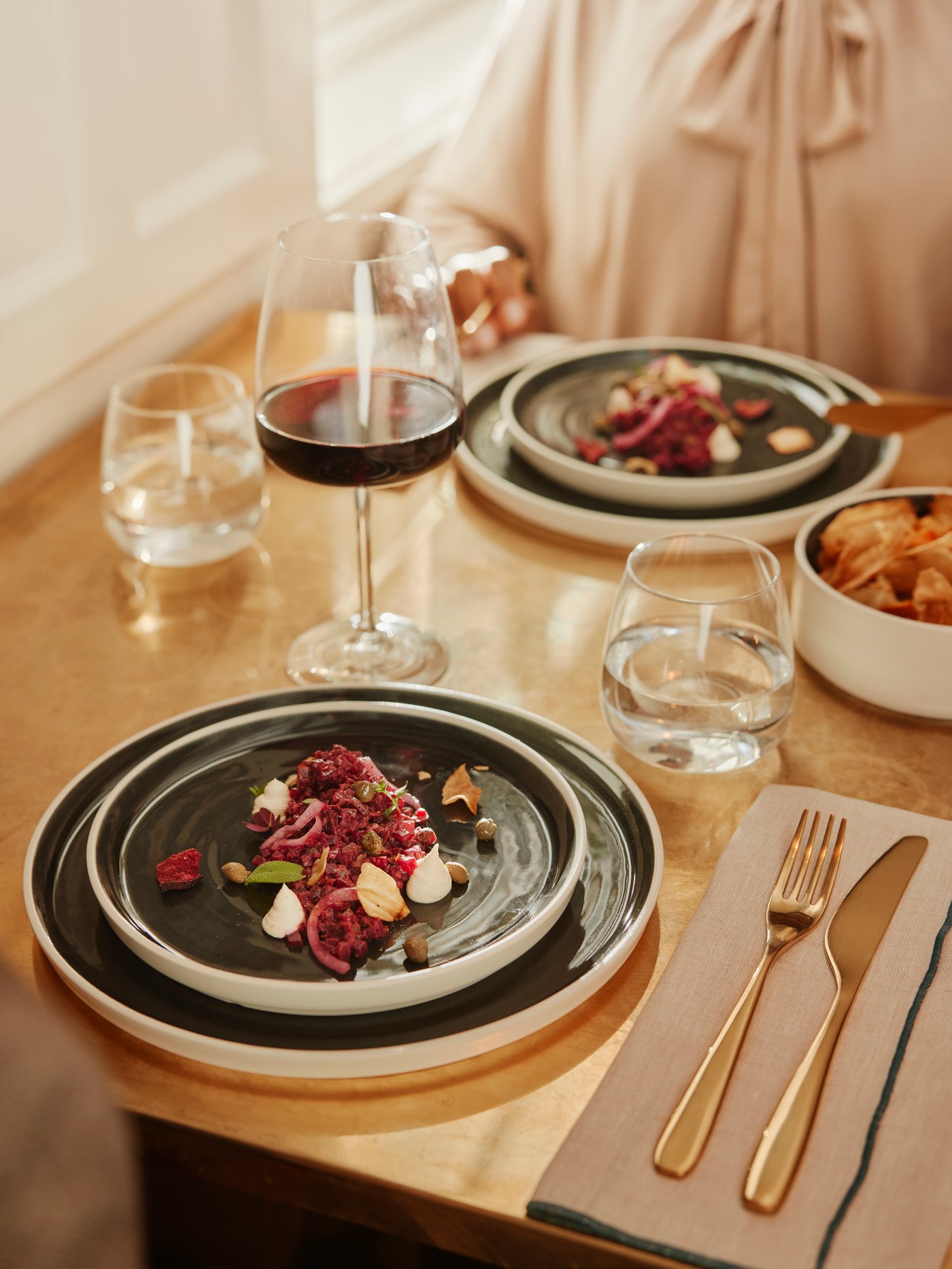 A clear glass DYRGRIP red wine glass
