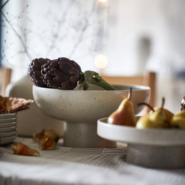 Un bowl HÖSTAGILLE con alcachofas en el interior sobre una mesa.