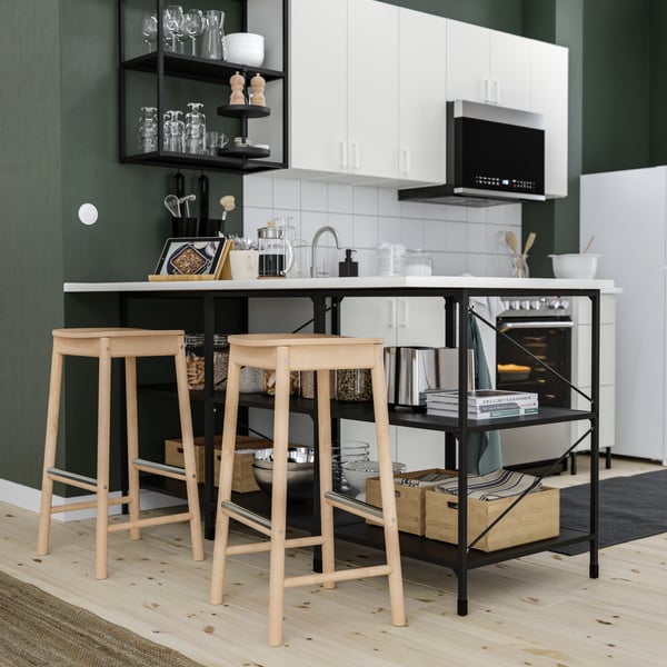 A natural LOHALS rug, flat-woven in the kitchen
