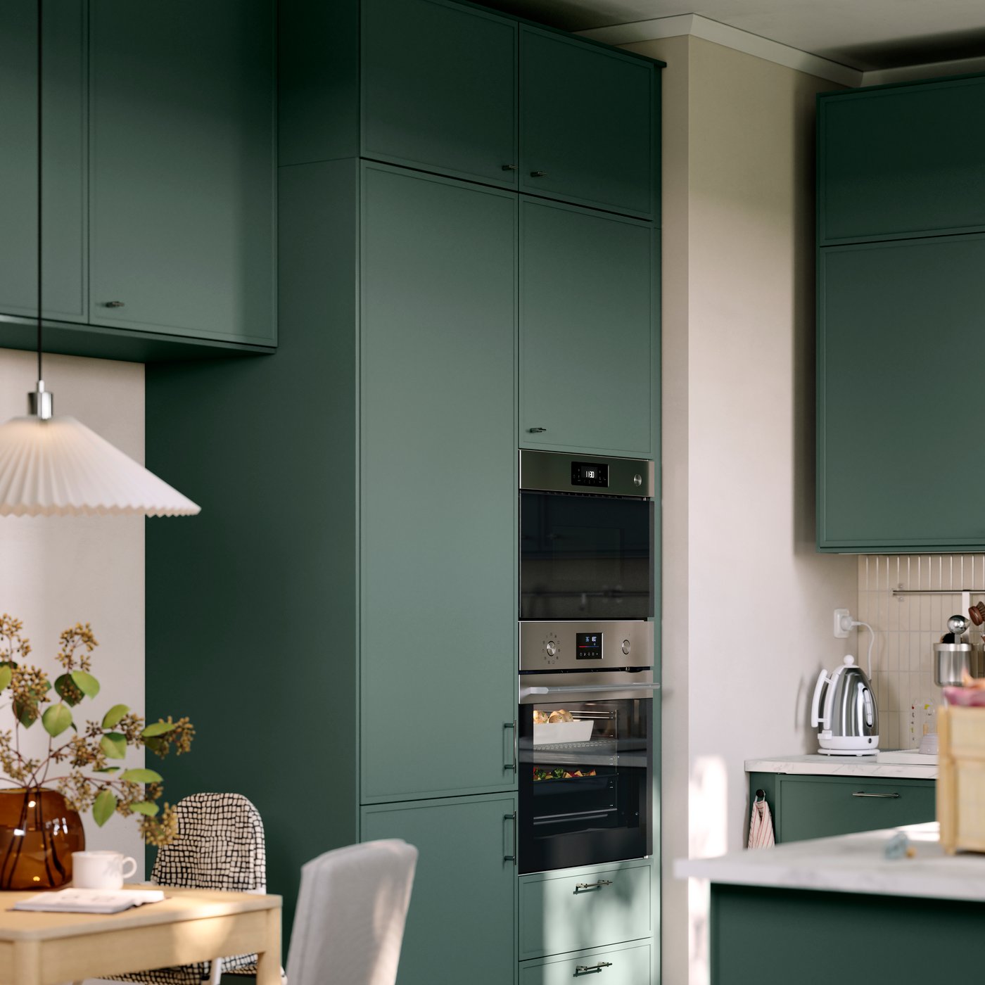 Élément haut pour électroménagers encastrables muni de portes gris-vert et intégrant un four et un micro-ondes, au-dessus de tiroirs.