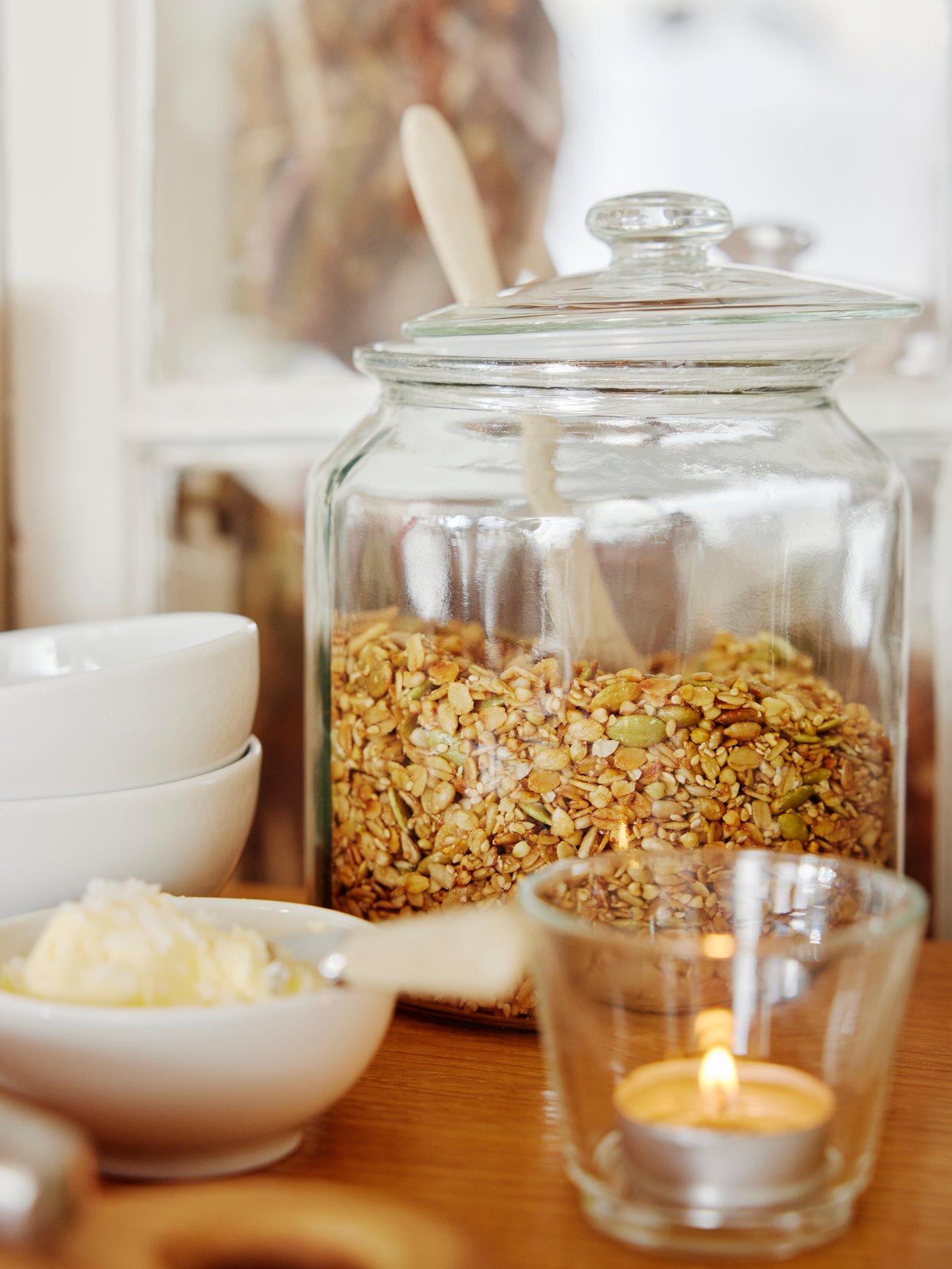 Es ist eine Dose mit Deckel aus Glas mit Müsli zu sehen.