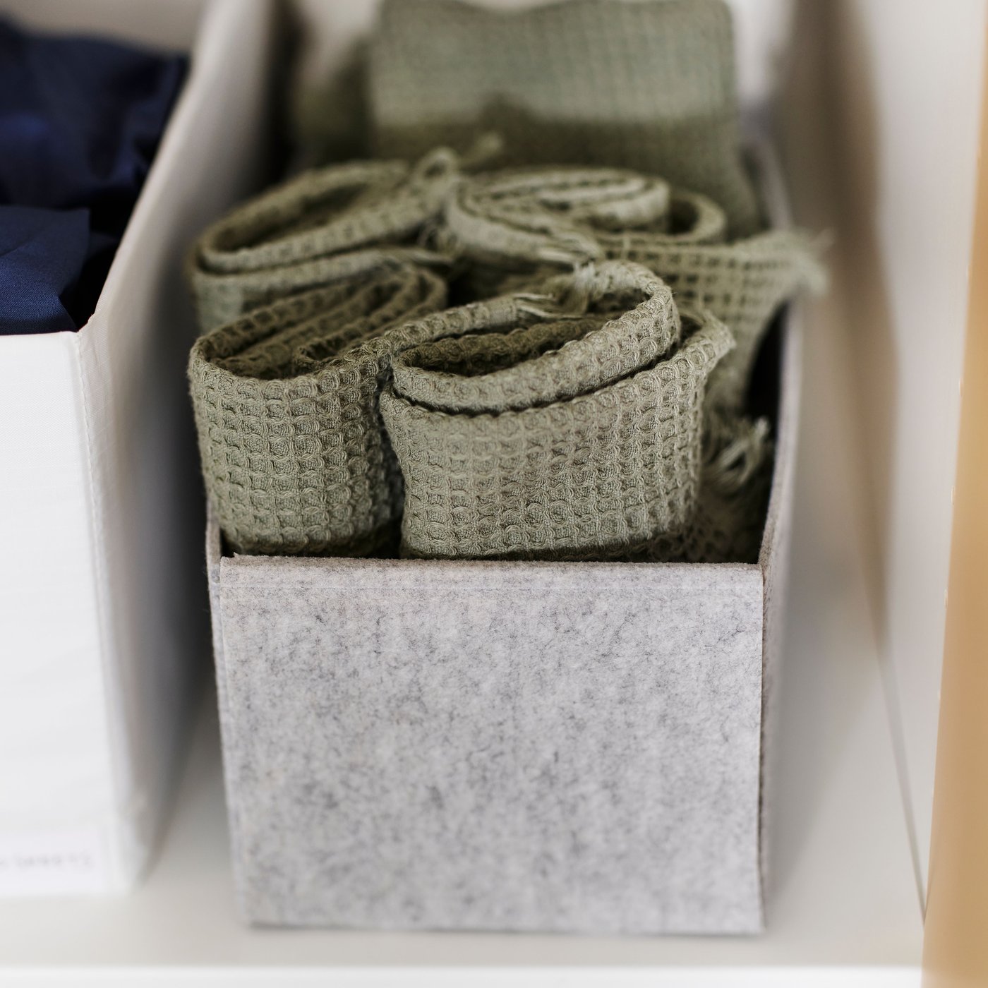 A light grey KOMPLEMENT box in the bedroom