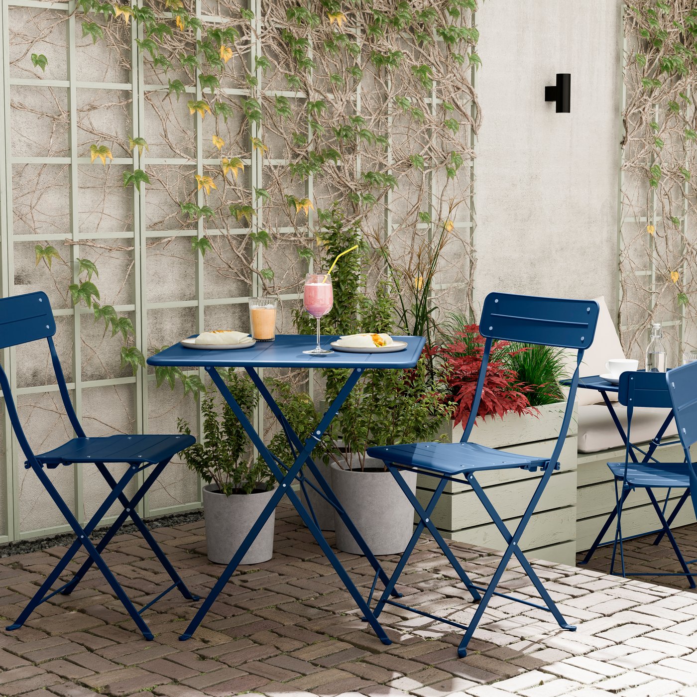 SUNDSÖ tafel en twee klapstoelen voor buiten in donkerblauw/donkerblauw