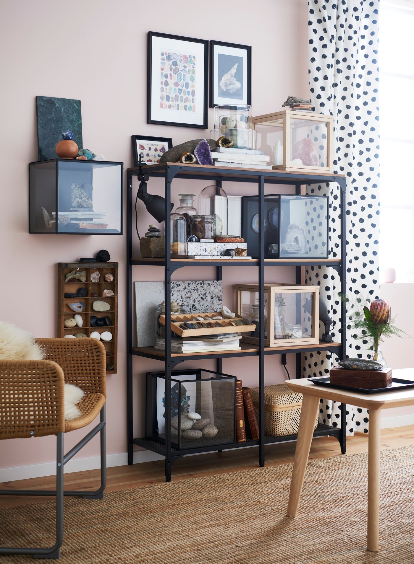 A natural/grey INDUSTRIELL armchair in the living room