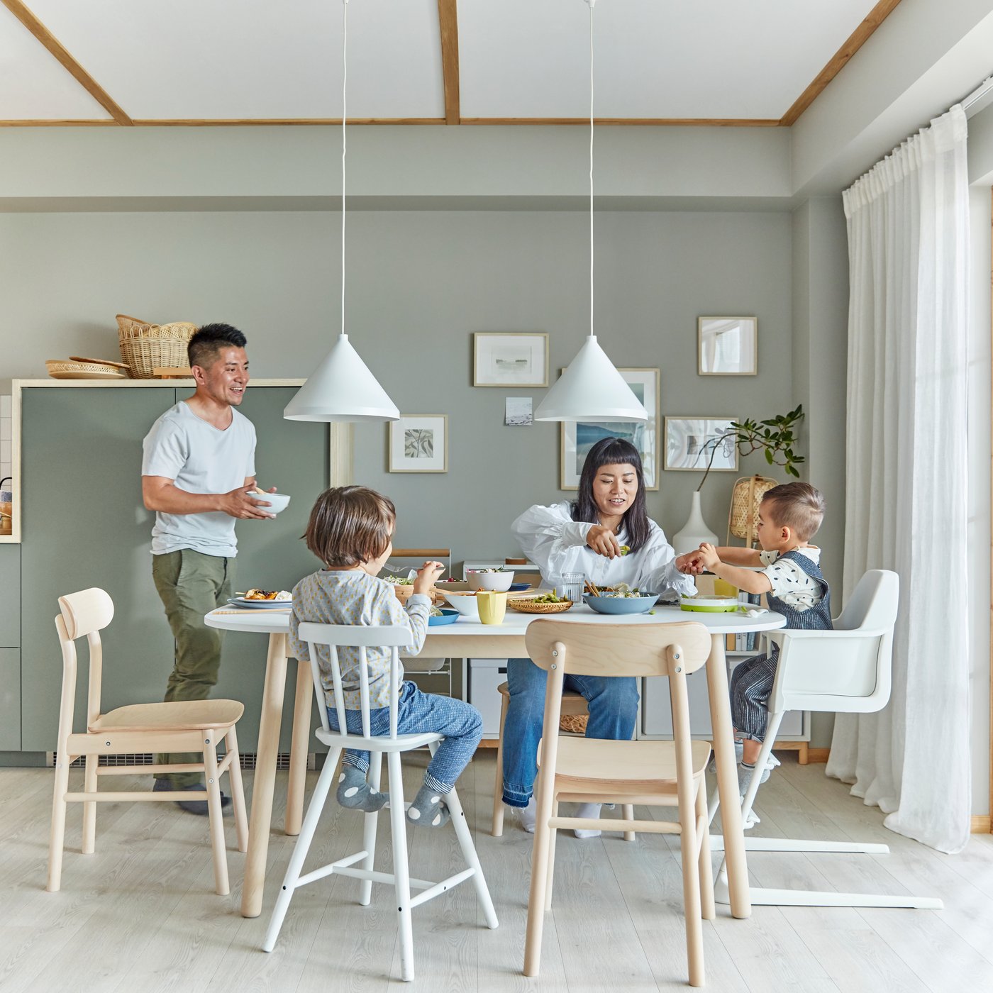 Ein weisser VEDBO-Esstisch im Esszimmer